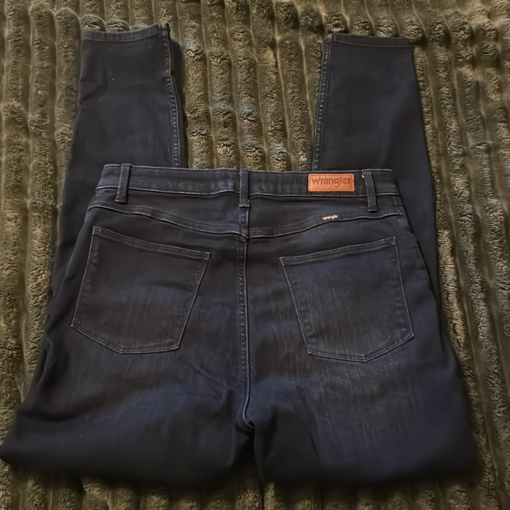 Super dark wash, high-rise Wrangler skinny jeans size 12